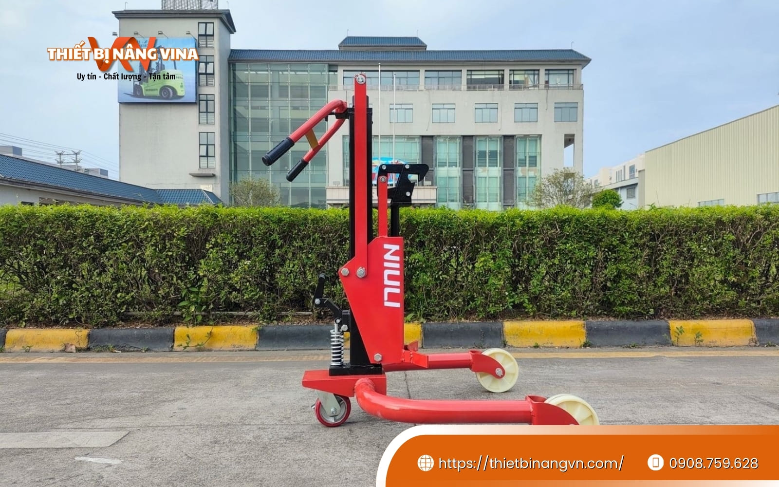 Xe nâng thùng phuy thuận tiện cho việc di chuyển phuy trong kho sản xuất