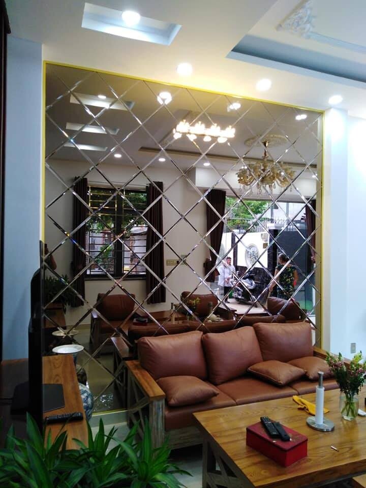 Kính ốp tường phòng khách
