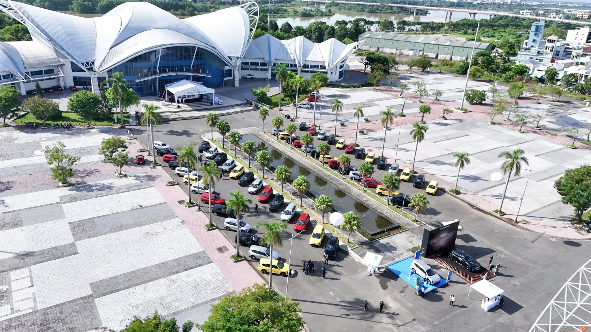 VinFast bàn giao 250 xe Limo Green tại Hà Nội, Đà Nẵng và TP.HCM