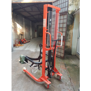 Xe nâng phuy xoay đổ