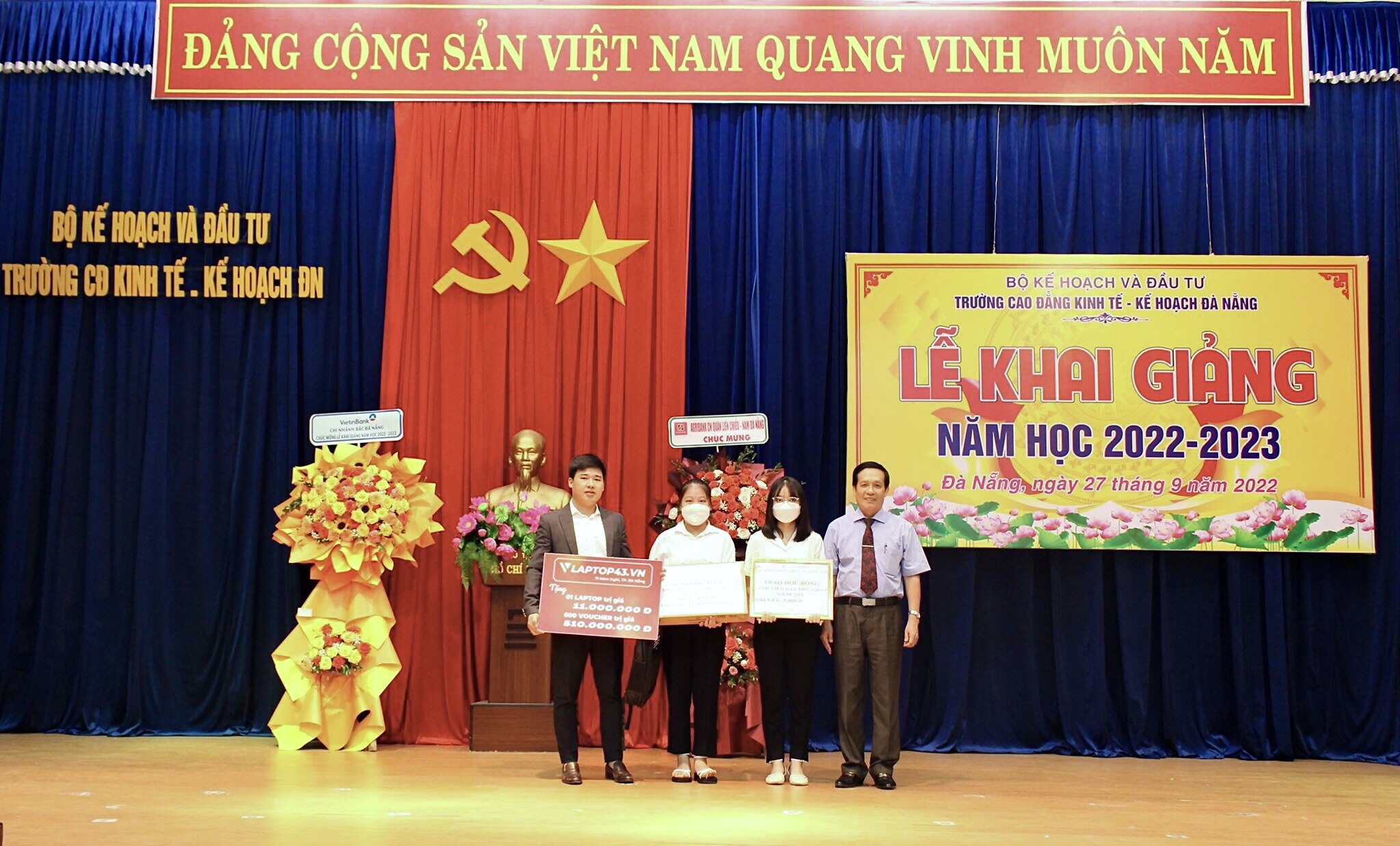 Laptop43 tài trợ tặng quà cho sinh viên nghèo. Chào mừng năm học mới