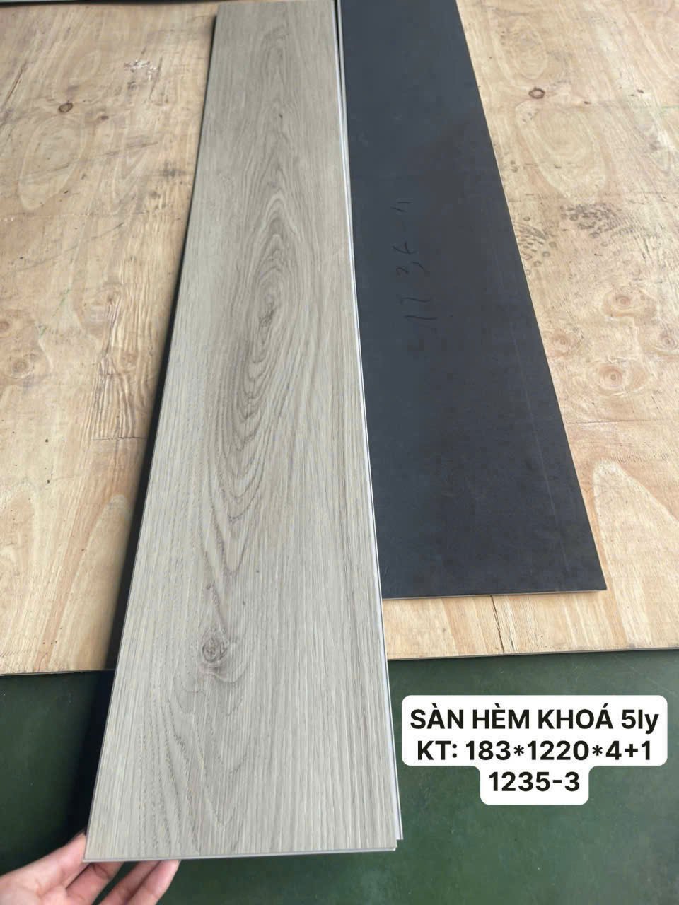 Sàn nhựa hèm khoá vân gỗ AV 4mm+1