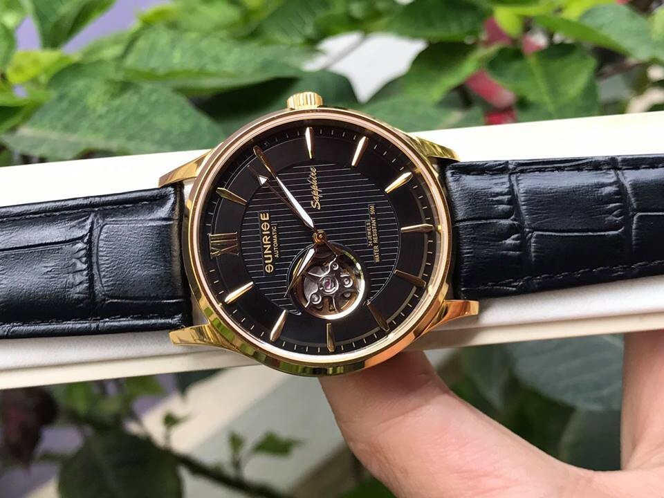 ĐỒNG HỒ CƠ DÂY DA SUNRISE 7002PA