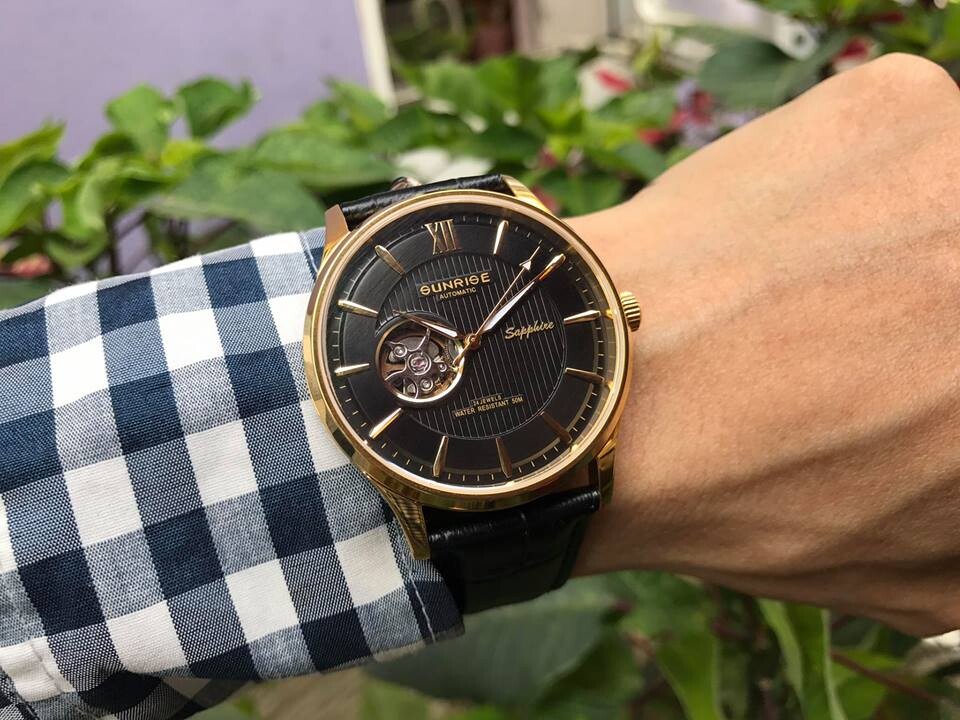 ĐỒNG HỒ CƠ DÂY DA SUNRISE 7002PA
