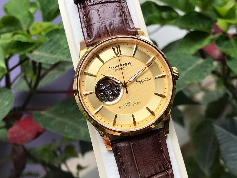 ĐỒNG HỒ CƠ DÂY DA SUNRISE 7002PA