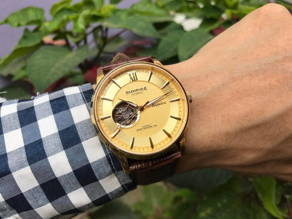 ĐỒNG HỒ CƠ DÂY DA SUNRISE 7002PA