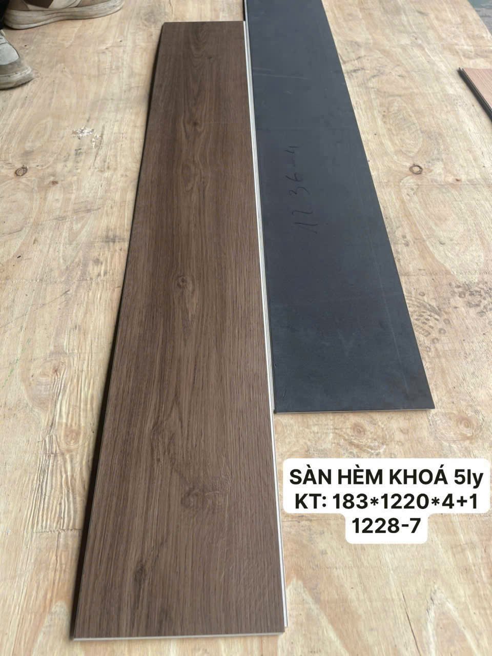 Sàn nhựa hèm khoá vân gỗ AV 4mm+1