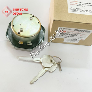 NẮP KHÓA THÙNG DẦU ISUZU NQR 75 5 TẤN CHÍNH HÃNG