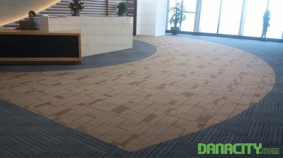 Thảm gạch được lót cho khu vực lễ tân