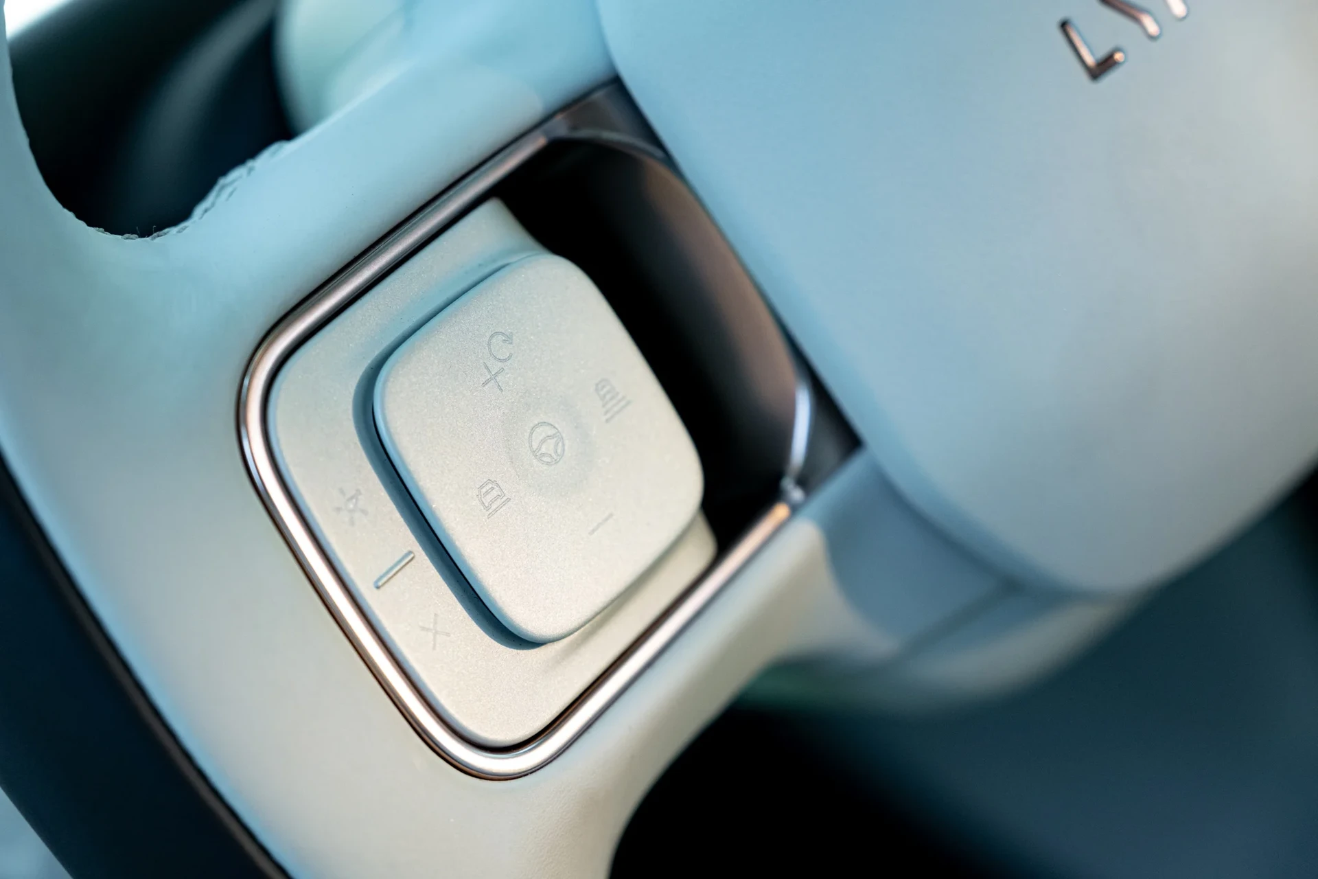 Lynk & Co 900