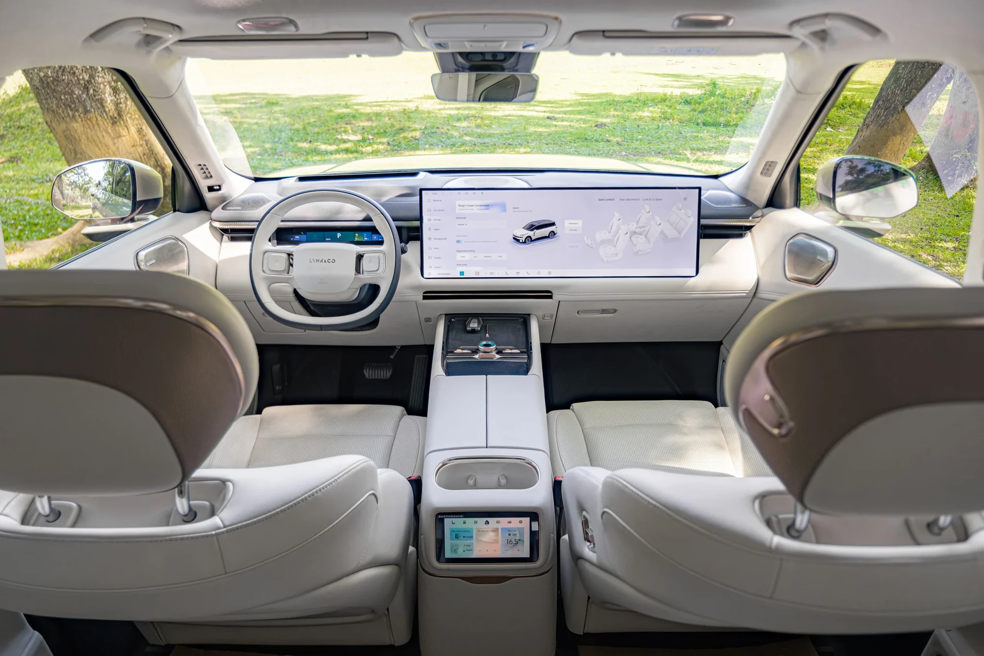 Lynk & Co 900