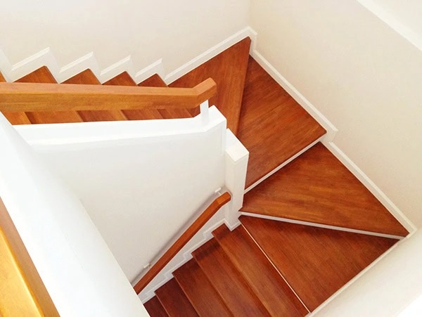 Bậc cầu thang nhựa giả gỗ COSM-STAIR-HM