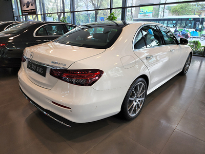 Mercedes Benz E 300 AMG 2025