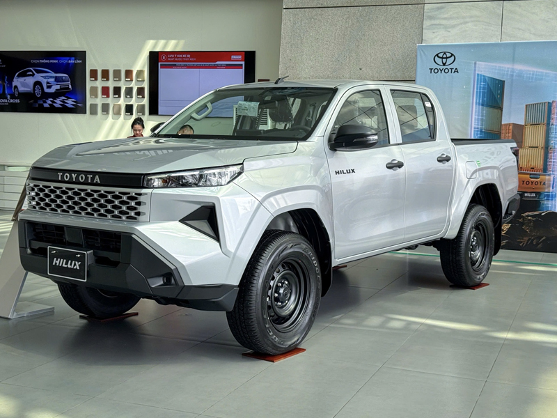Toyota Hilux Standard 2.8L 4x2 MT