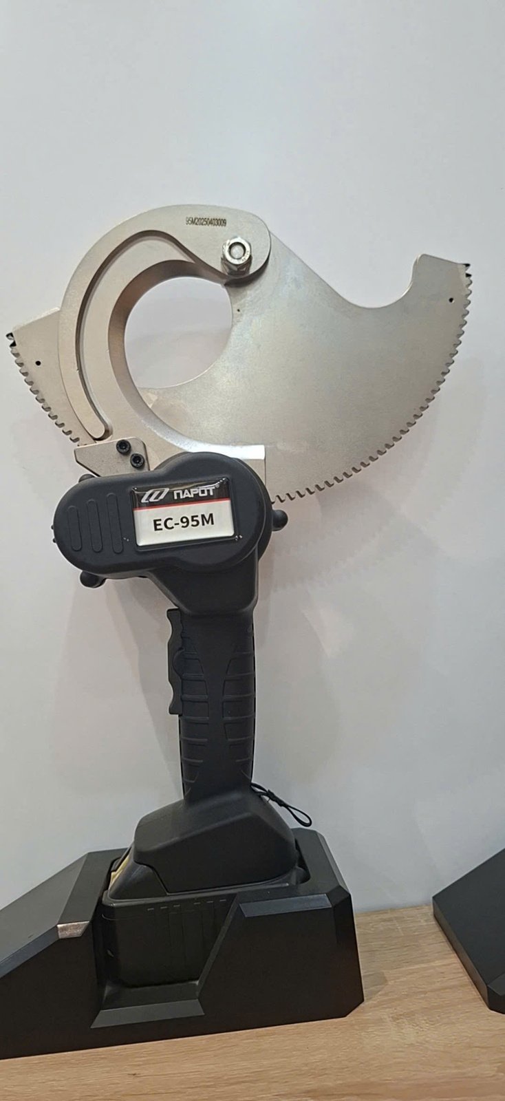 Máy cắt cáp pin EC-95M