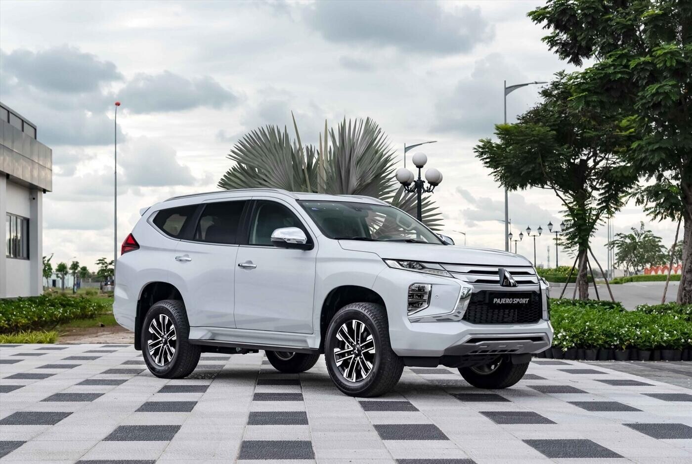 New Mitsubishi Pajero Sport Gasoline 4x4 AT - STD