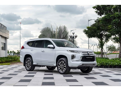 New Mitsubishi Pajero Sport Gasoline 4x4 AT - STD