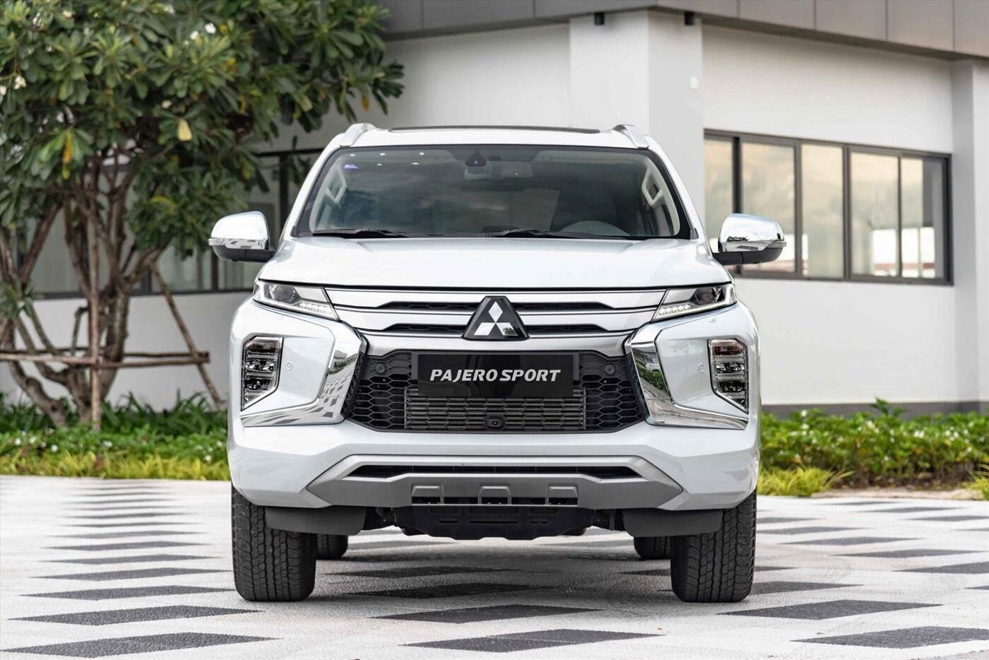 New Mitsubishi Pajero Sport Gasoline 4x4 AT - STD