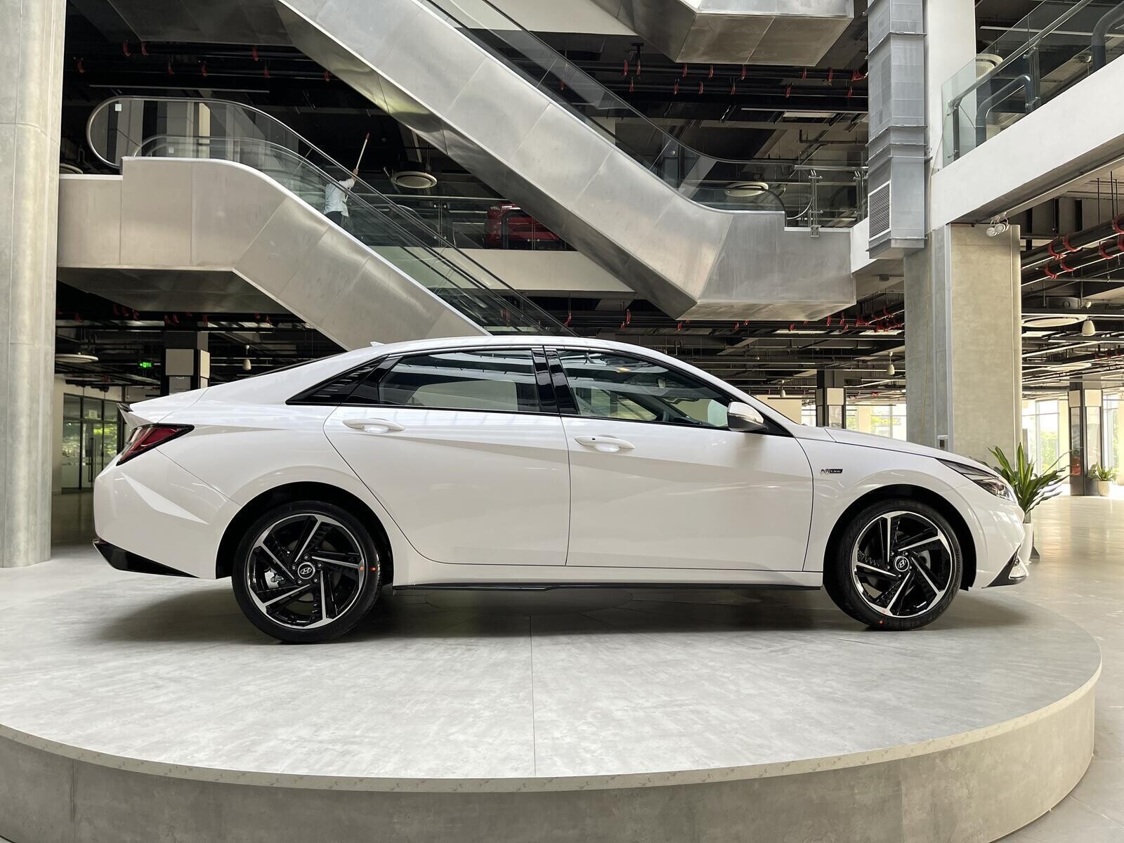 Hyundai Elantra 2.0 AT Đặc Biệt