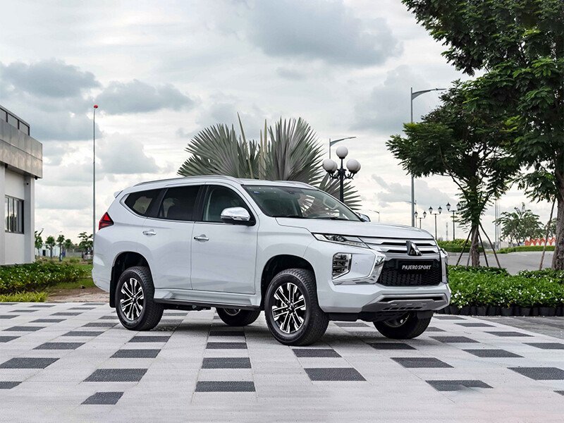 New Mitsubishi Pajero Sport Gasoline 4x4 AT - Premium