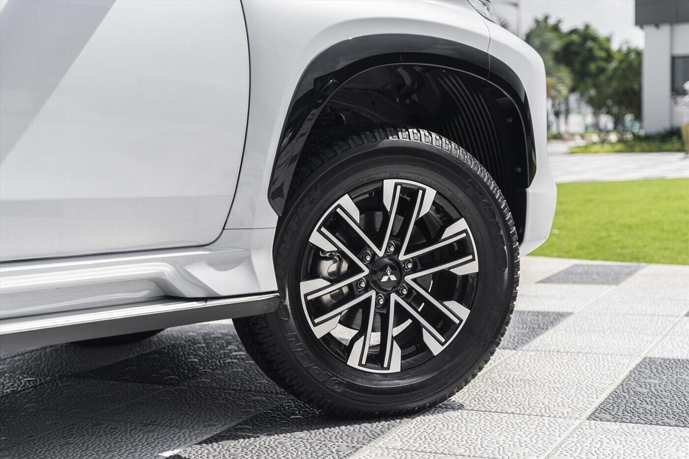 New Mitsubishi Pajero Sport Gasoline 4x4 AT - STD