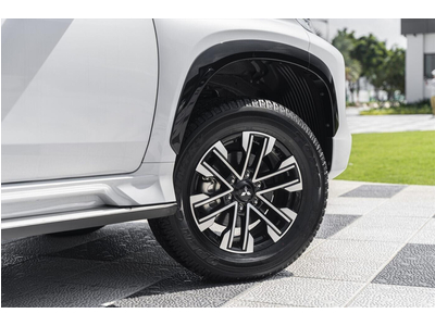 New Mitsubishi Pajero Sport Gasoline 4x4 AT - STD