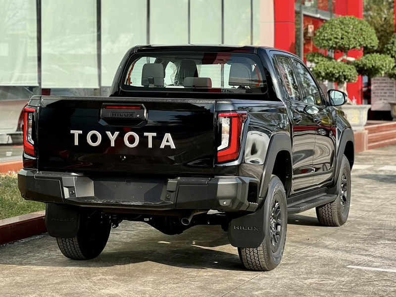 Toyota Hilux Standard 2.8L 4x2 MT