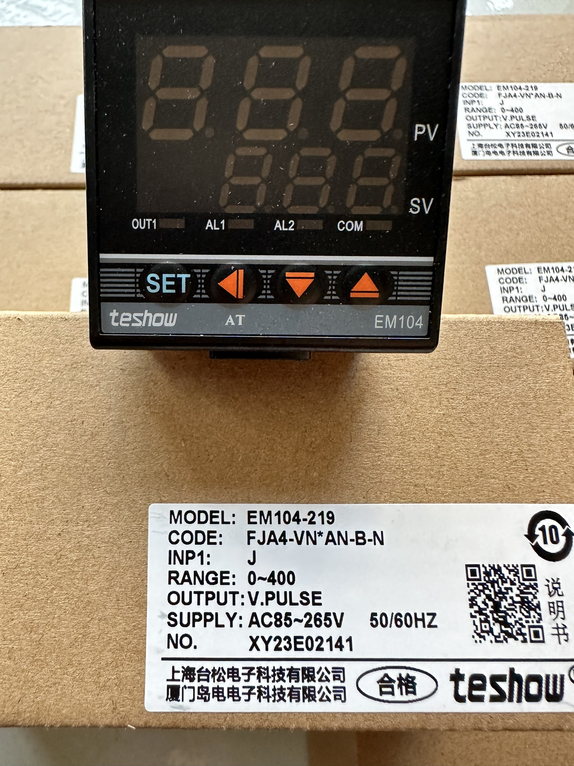 Bộ điều khiển nhiệt độ EM104 FJA4-VN*AN-B-N