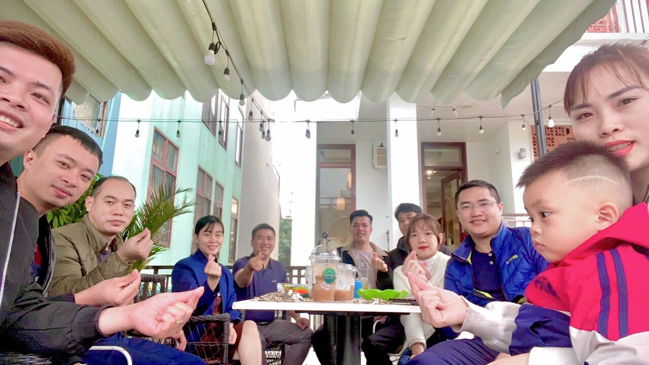 anh-ca-cong-ty-di-cafe-ngay-27-tet-truoc-khi-nghi-tet