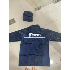 Mặt sau áo mưa vải dù xanh đen in logo Rocky, dải phản quang ngang lưng và mũ đặt riêng
