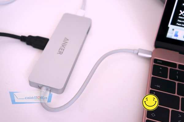 Cùng với cổng USB C và một chiếc adapter chuyển đổi bạn có thể kết nối đơn giản với các thiết bị khác