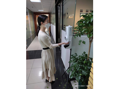 Automatic thermometer for measuring body temperature for schools and agencies that control people in and out