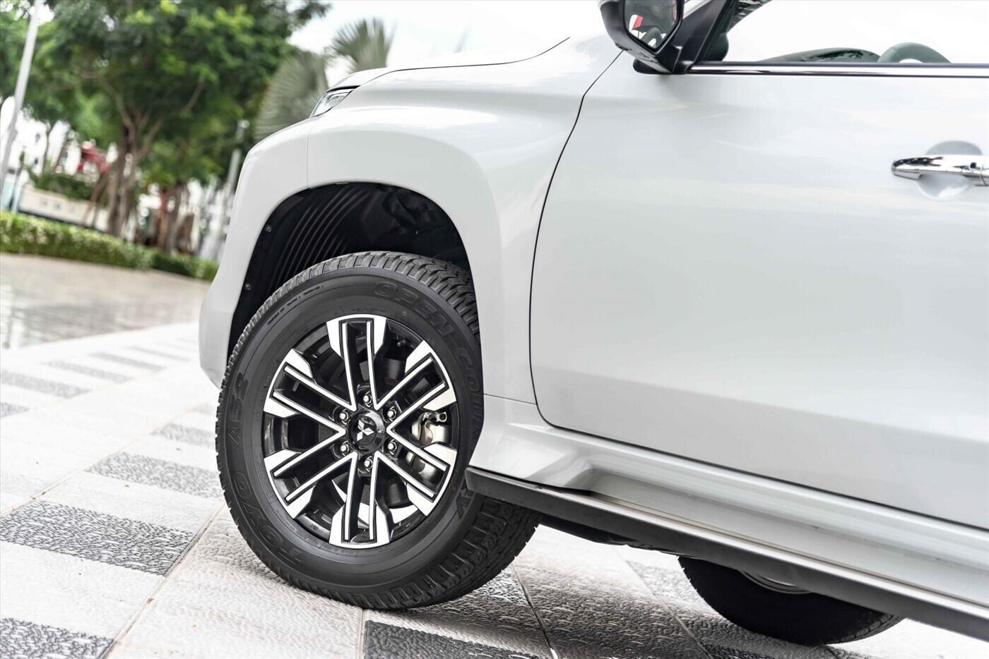 New Mitsubishi Pajero Sport Gasoline 4x4 AT - Premium