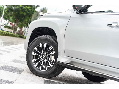 New Mitsubishi Pajero Sport Gasoline 4x4 AT - Premium