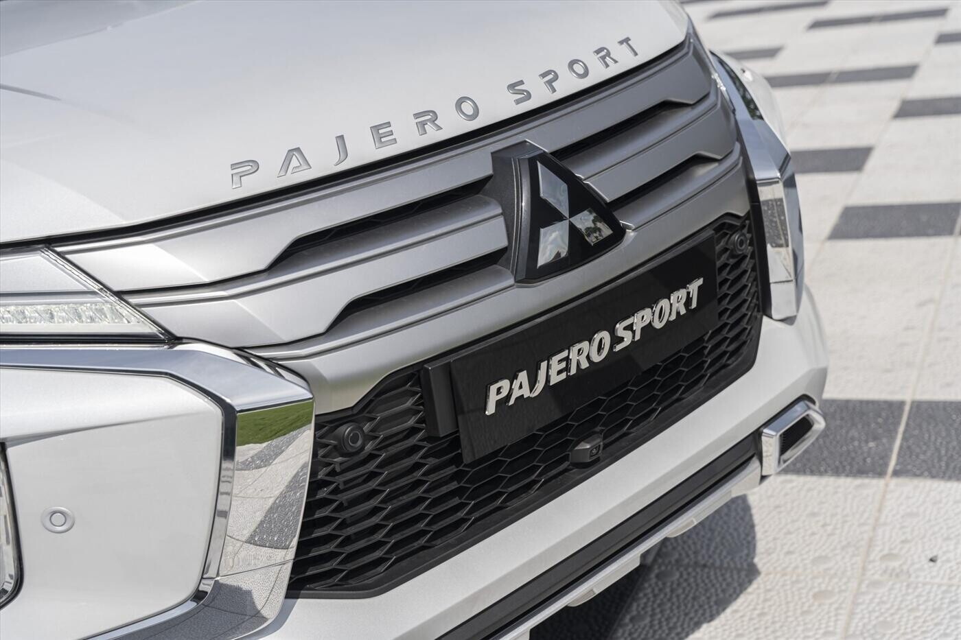 New Mitsubishi Pajero Sport Gasoline 4x4 AT - STD