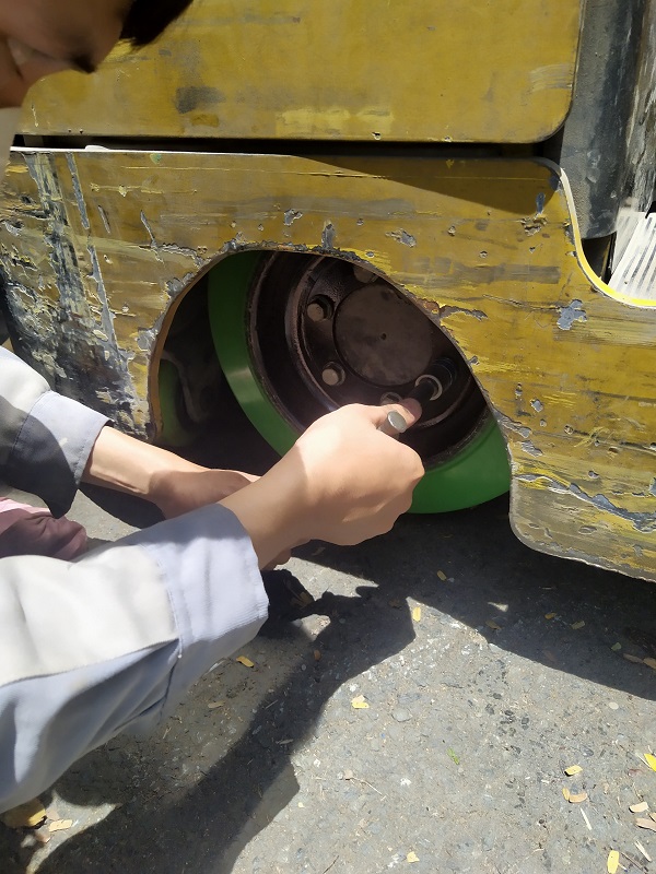 Thay bù lông đai ốc bánh xe nâng điện