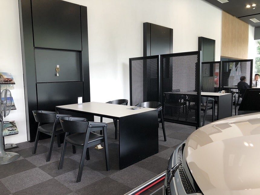 Bàn ghế phòng trưng bày hiện đại trong Mitsubishi Vinh Kim Liên