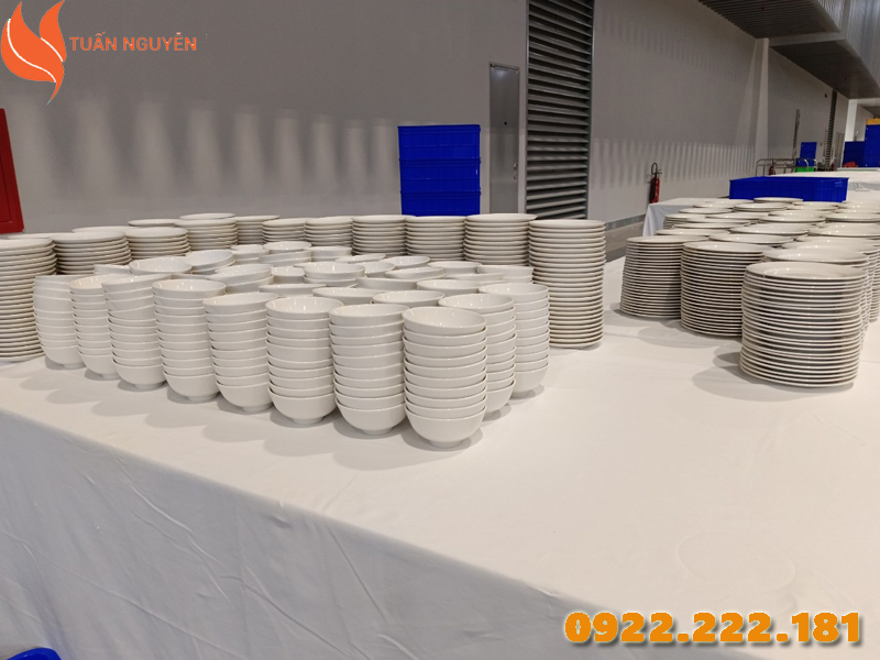 Cho thuê bàn ghế chén dĩa giá rẻ, chất lượng