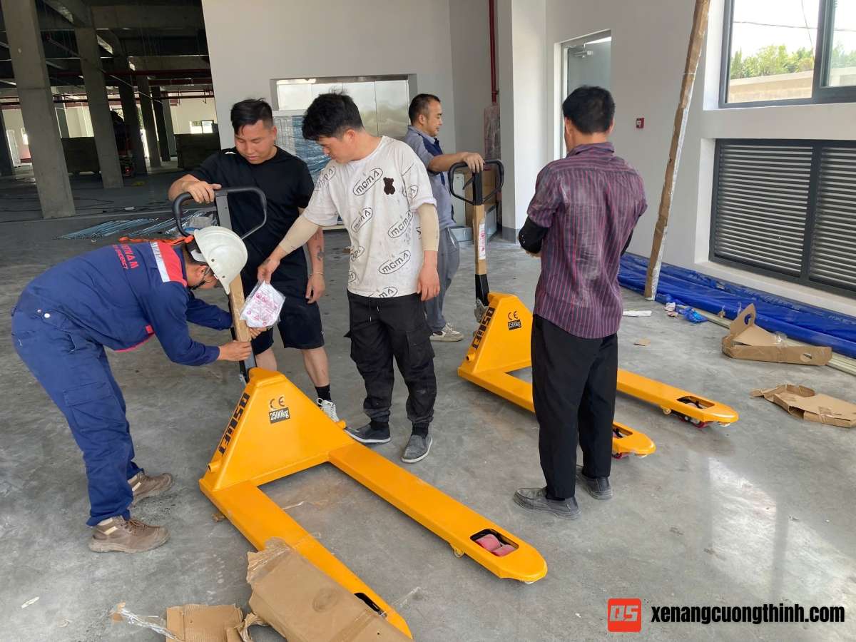 Nghiệm Thu Thực Tế Lô Xe Nâng Tay 2.5 Tấn (13 Chiếc)
