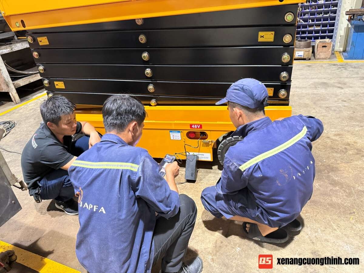 Bàn Giao Xe Thang Nâng Người Bán Tự  Hành Giá Rẻ 11m