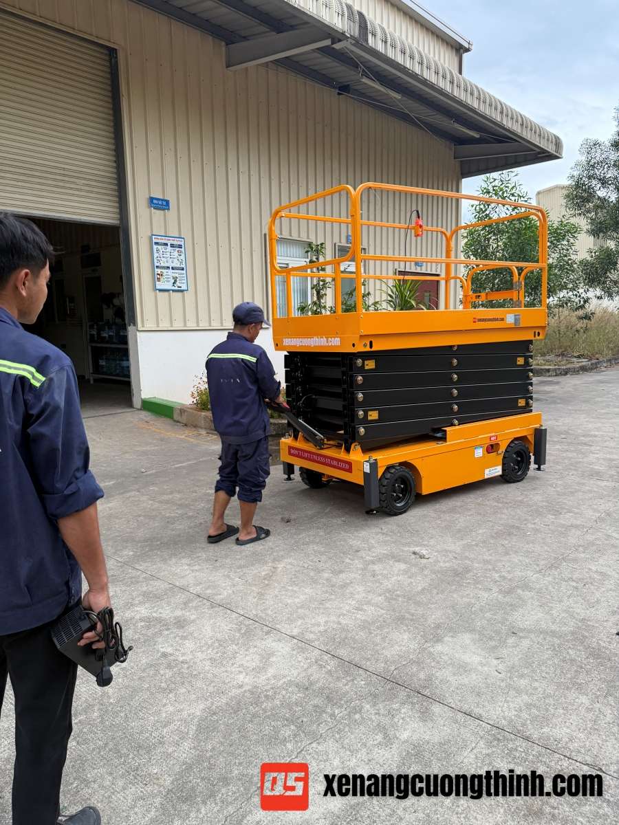 Bàn Giao Xe Thang Nâng Người Bán Tự  Hành Giá Rẻ 11m