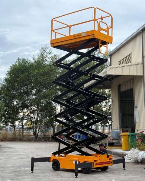 Bàn giao thang nâng người bán tự hành tại Bình Phước