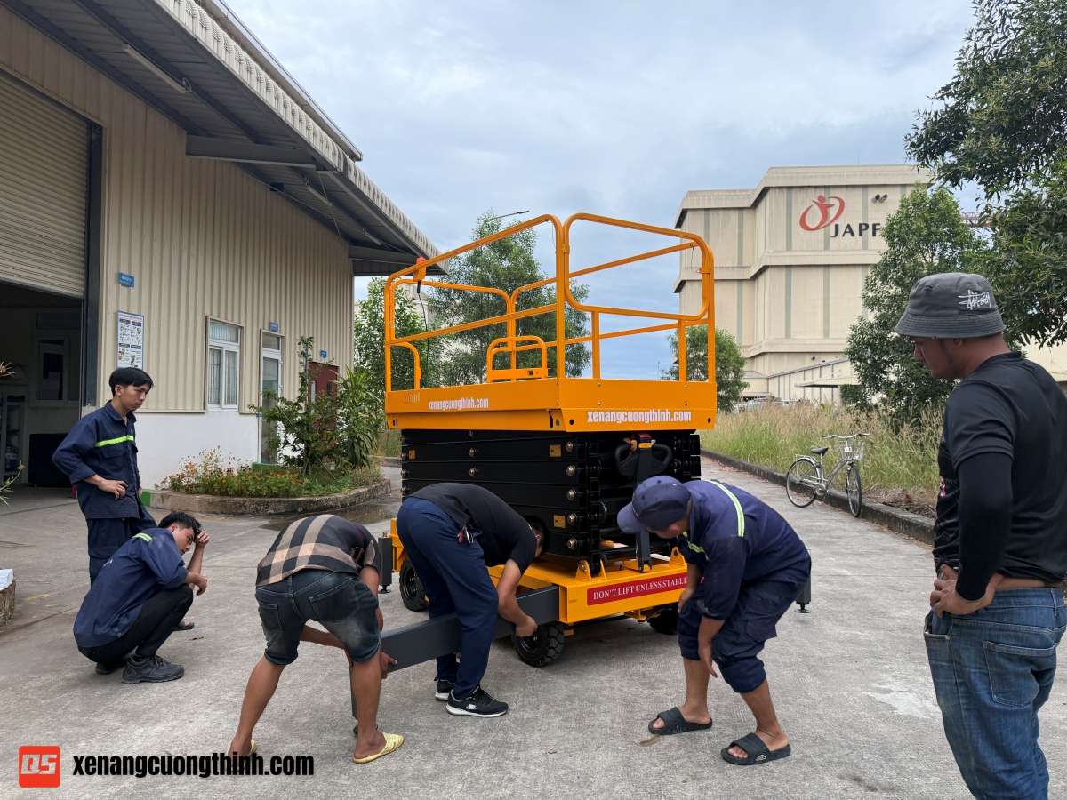 Bàn Giao Xe Thang Nâng Người Bán Tự Hành Giá Rẻ 11m