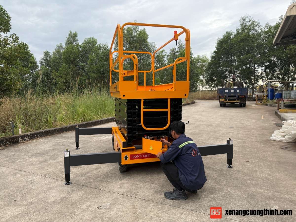 Thang Nâng Người Bán Tự Hành Giá Rẻ 11m | Xe Nâng Cường Thịnh