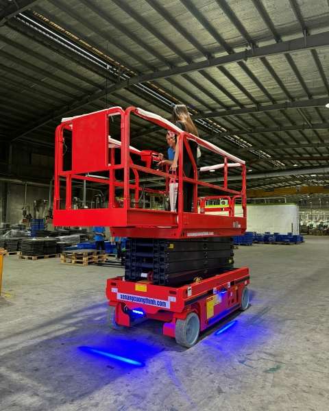 Bàn giao thang nâng người cắt kéo 12m