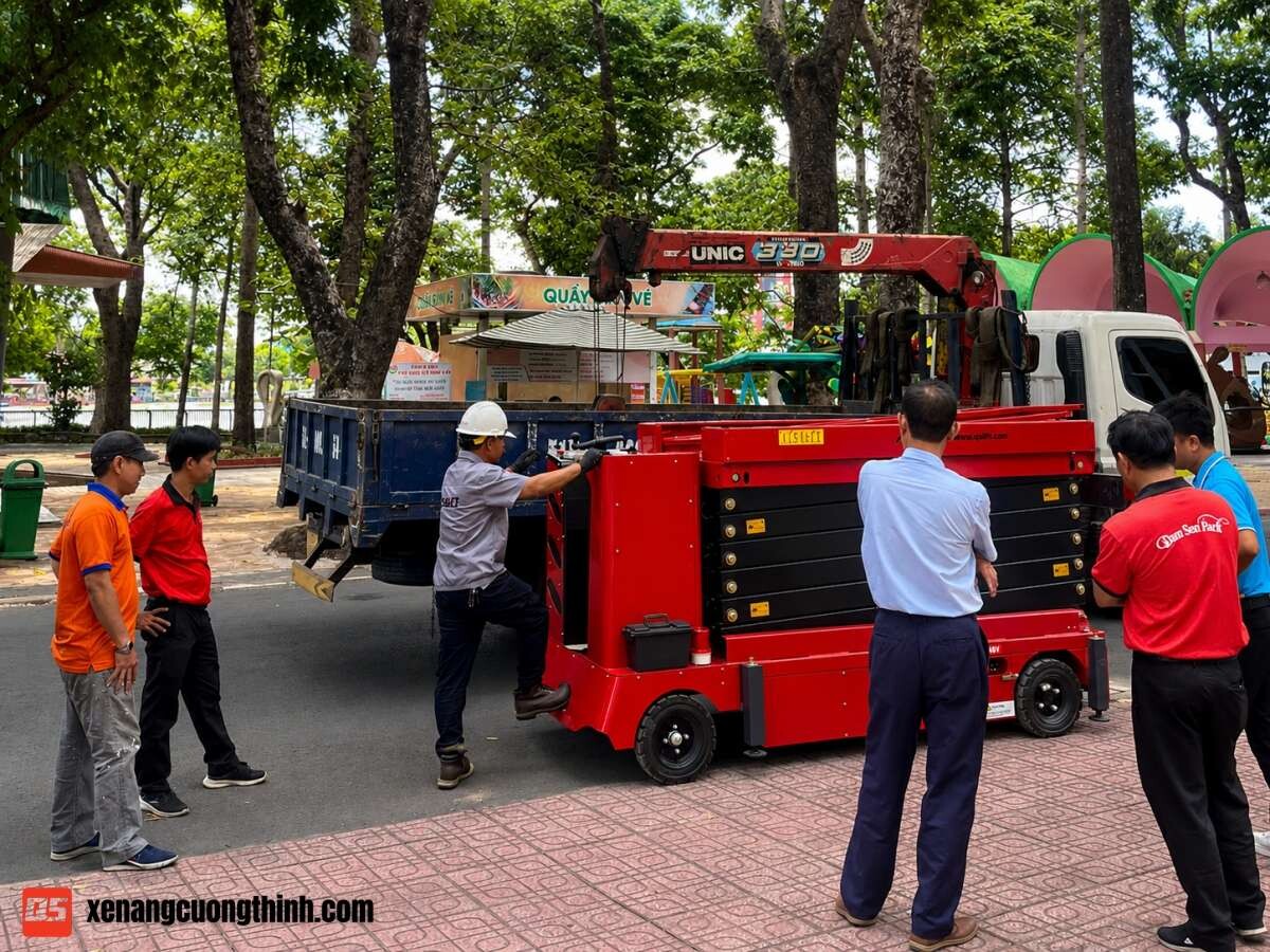 Bàn Giao Thang Nâng Bán Tự Hành Có Buồng Lái