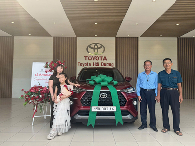 Bàn giao Toyota Veloz Cross TOP màu đỏ cho gia đình chị Nga tại Kim Thành, Hải Dương