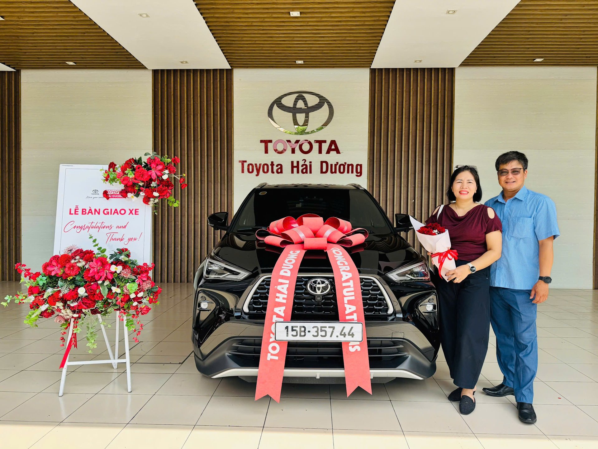 Khách hàng nhận xe Toyota Yaris Cross tại Toyota Hải Dương