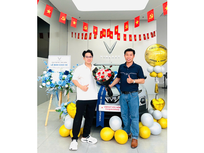 BÀN GIAO VINFAST VF5 XÁM XI MĂNG TRẺ TRUNG VỀ VỚI BẠN TRẺ HÓC MÔN