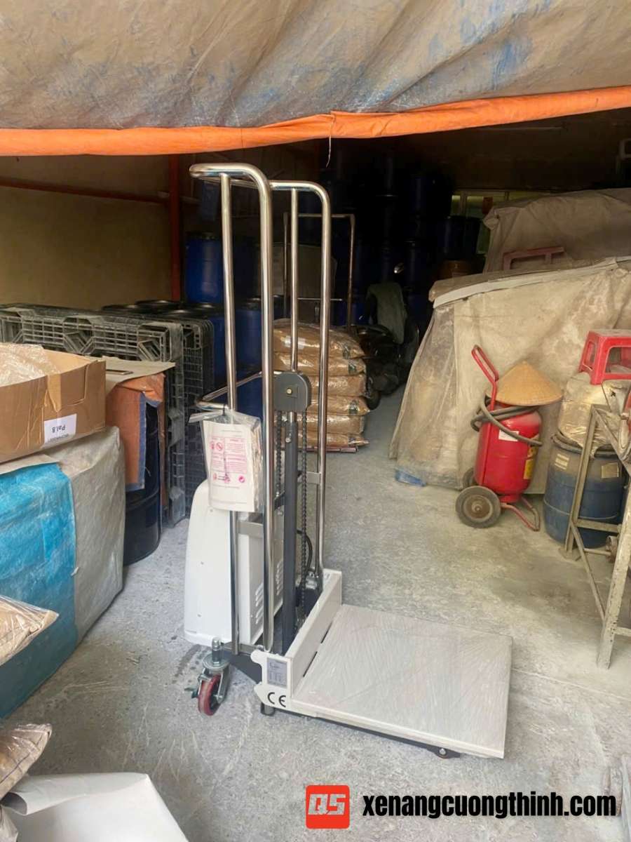Bàn giao xe nâng bán tự động mini 400kg | QSLift EPS0415